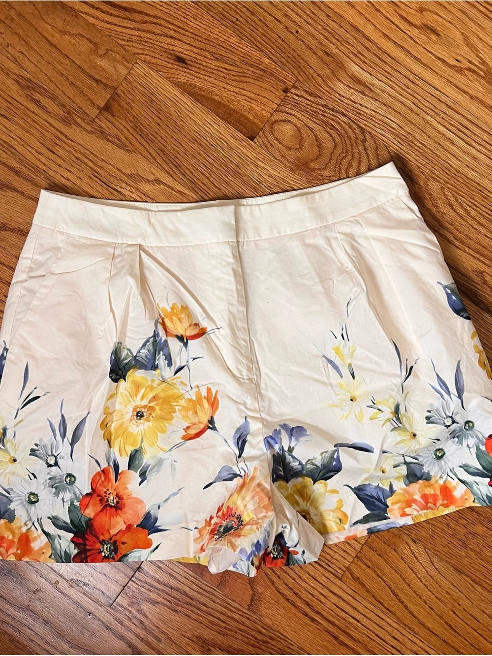 Express Floral-Print Cream High-Waist Women's Shorts - Picture 2 of 9